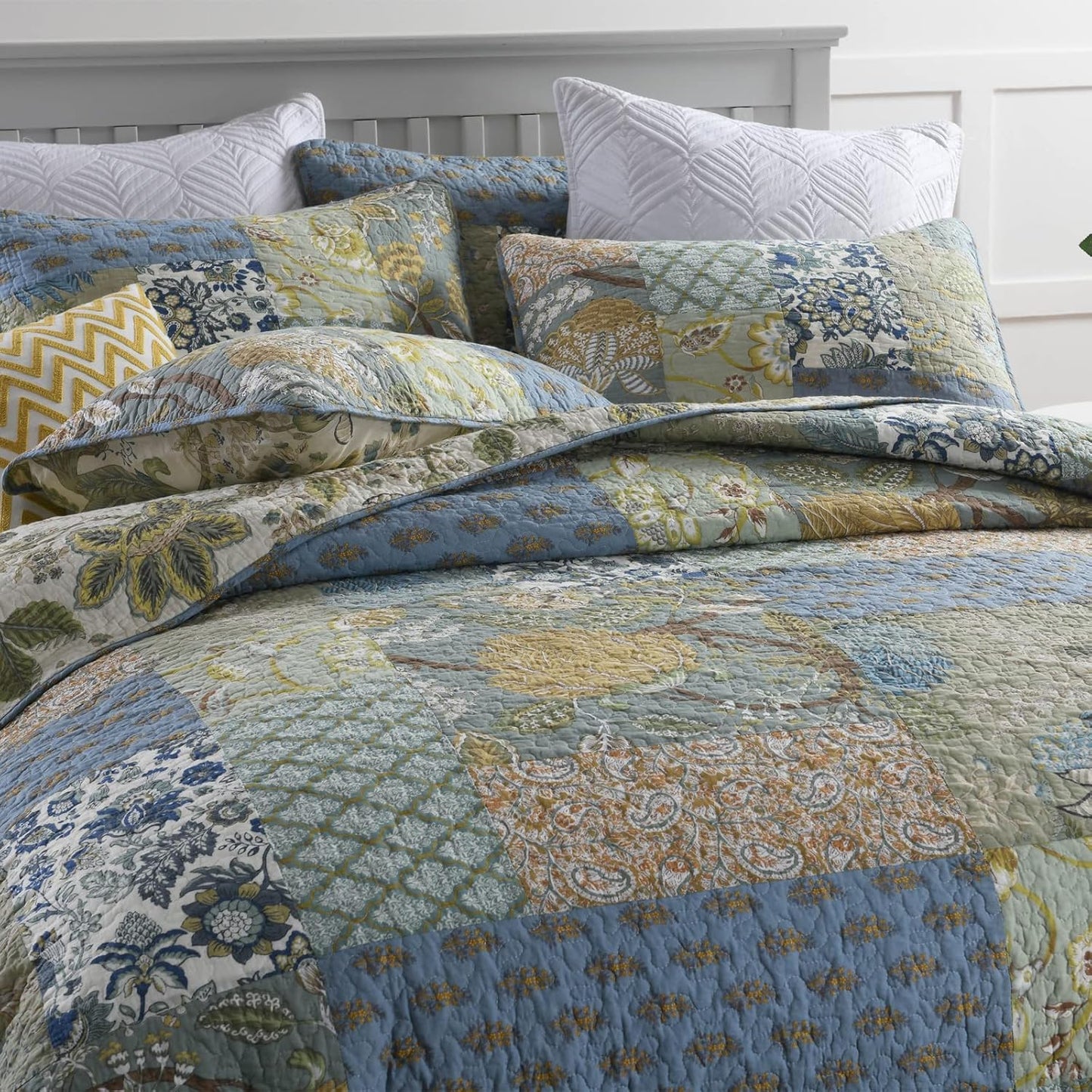 Yvooxny California King Quilt Set - Bohemian Farmhouse Patchwork Floral Pattern, Reversible Green, 110 x 118 Inch Quilt + 2 Pillowcases