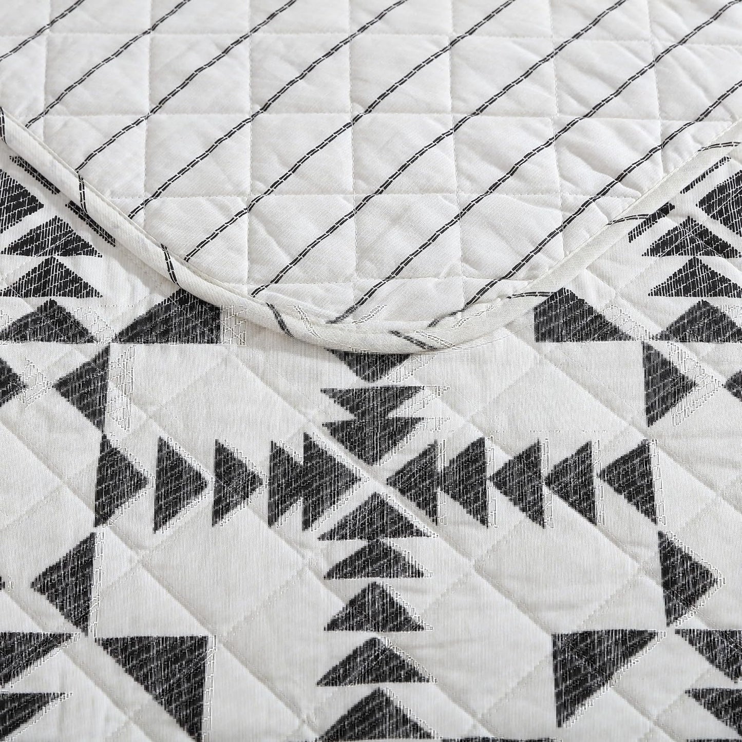 Eddie Bauer - Twin Quilt Set, Reversible Cotton Bedding with Matching Sham, Medium-Weight for Year Round Use, Dorm Essentials (Arrowhead Charcoal)